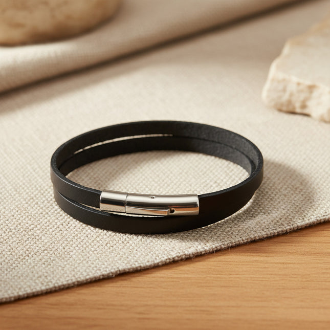 Bracelet horizons boutique en cuir noir à trois tours avec fermoir en acier inoxydable. Style sportif et classe.