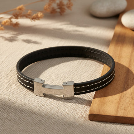 Bracelet CHIC Piqué Noir en cuir de vachette noir avec surpiqûres blanches et fermoir magnétique en acier inoxydable de la marque horizons boutique.