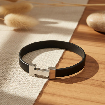 Bracelet CHIC Single Noir en cuir de vachette noir avec fermoir magnétique en acier inoxydable hypoallergénique, taille unique 19 cm, par horizons boutique.