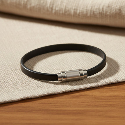 Bracelet Horizons Boutique en cuir noir avec fermoir magnétique en acier inoxydable brossé. Taille unique 19 cm.
