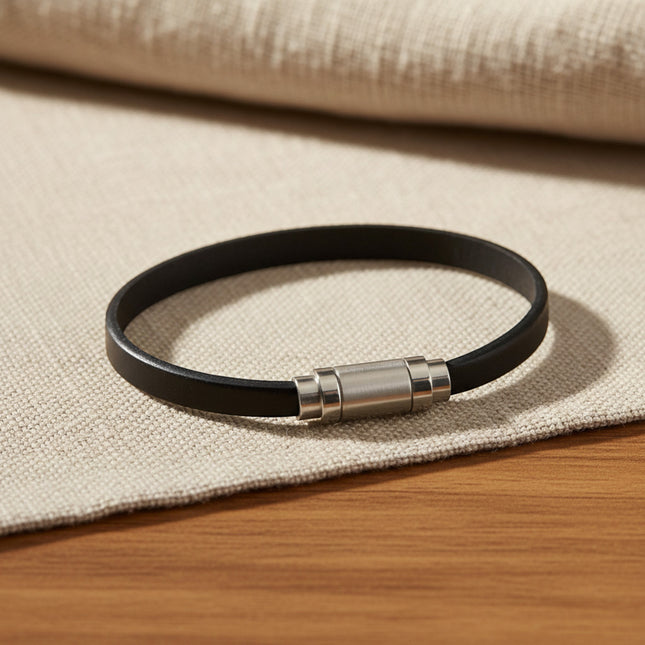 Bracelet Horizons Boutique en cuir noir avec fermoir magnétique en acier inoxydable brossé. Taille unique 19 cm.