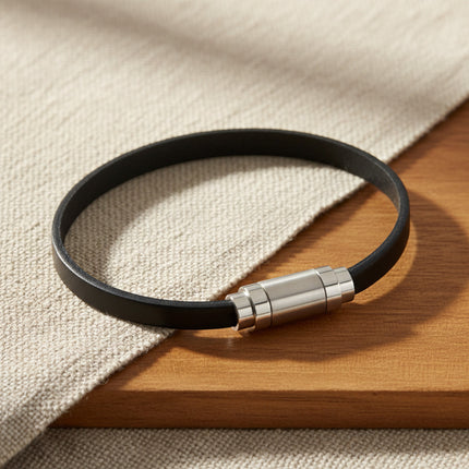 Bracelet fin en cuir noir pour homme Horizons Boutique avec fermoir magnétique en acier inoxydable brossé.