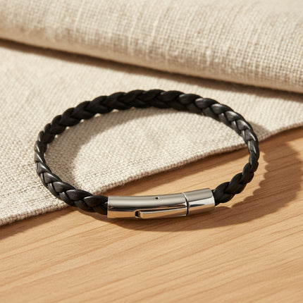 Bracelet horizons boutique en cuir d'agneau noir tressé, fermoir cylindrique en acier inoxydable.