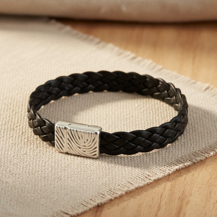 Bracelet ELITIC Tressé Choco Magnum Cuir en cuir d'agneau noir tressé, fermoir magnétique en acier inoxydable brossé. Taille unique 19 cm.