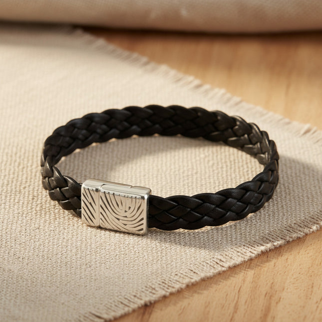 Bracelet ELITIC Tressé Choco Magnum Cuir en cuir d'agneau noir tressé, fermoir magnétique en acier inoxydable brossé. Taille unique 19 cm.