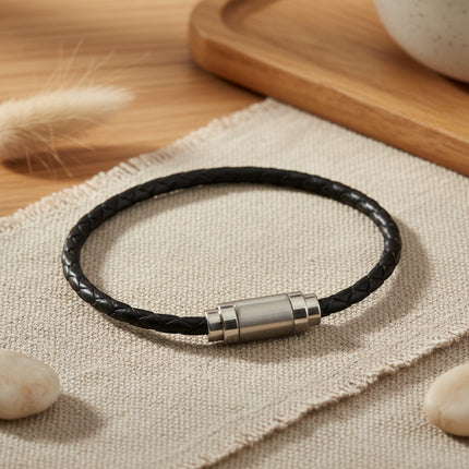 Bracelet horizons boutique en cuir d'agneau tressé noir avec fermoir magnétique en acier inoxydable brossé.