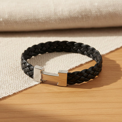Bracelet CHIC tressé noir en cuir d'agneau avec fermoir magnétique en acier inoxydable de la marque horizons boutique.