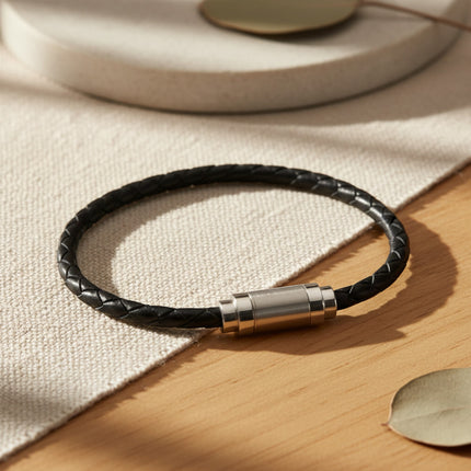 Bracelet horizons boutique en cuir d'agneau noir tressé avec fermoir magnétique en acier inoxydable brossé.