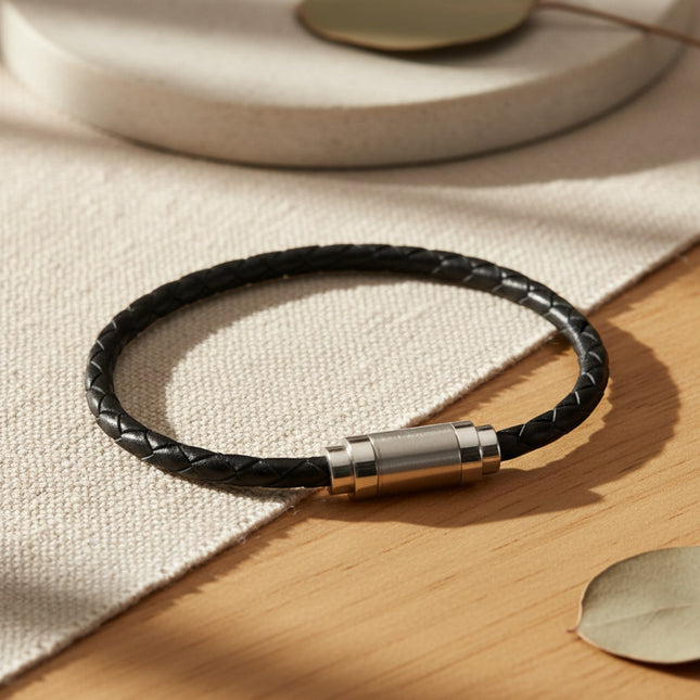 Bracelet horizons boutique en cuir d'agneau noir tressé avec fermoir magnétique en acier inoxydable brossé.