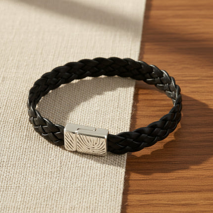 Bracelet ELITIC Tressé Noir Magnum Cuir en cuir d'agneau noir tressé avec fermoir magnétique en acier inoxydable brossé. Taille unique 19 cm.