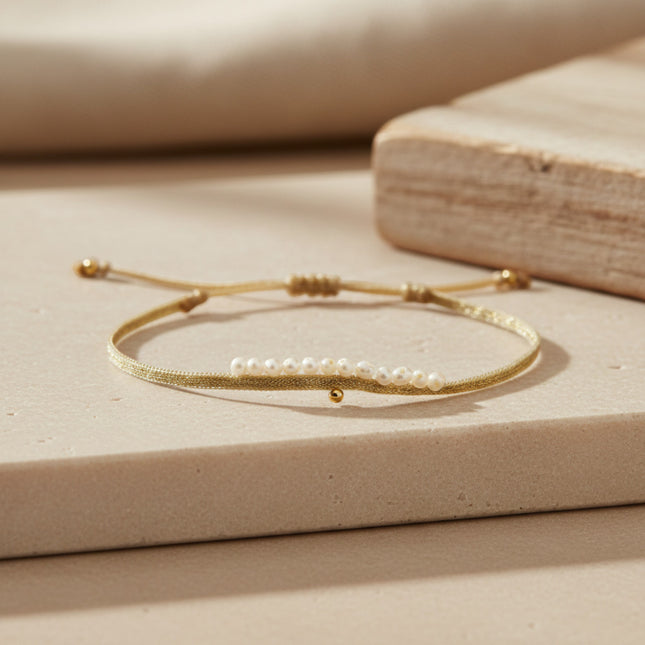 Bracelet fin doré LeJu tissé main avec perles d'eau douce et bille en or, ajustable.