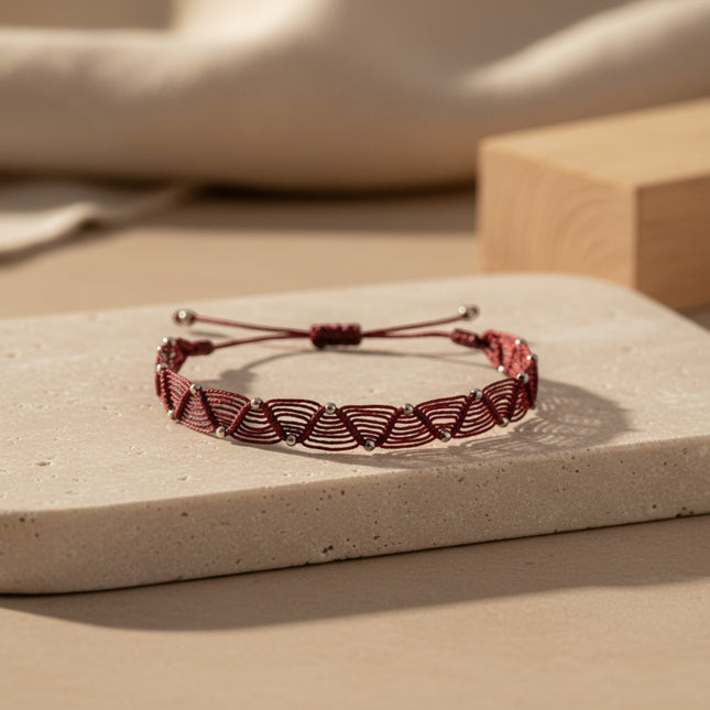 Bracelet LeJu en fil de polyester bordeaux avec motif zigzag et billes argentées, ajustable, fait main en Colombie.