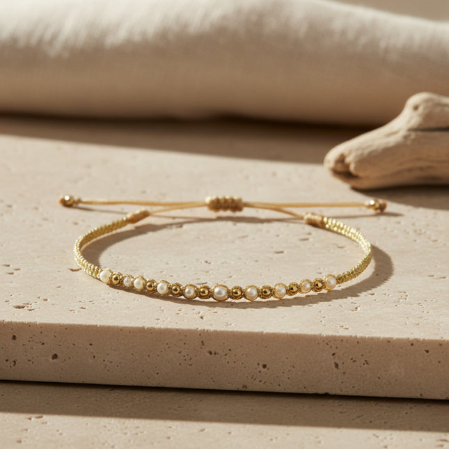 Bracelet fin Goldy en or et perles d'eau douce, tissé main par LeJu, taille ajustable, bijou doré minimaliste.