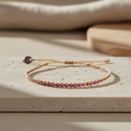 Bracelet fin Goldy horizons boutique en or et tourmalines roses, tissé main, ajustable, 2mm de large.