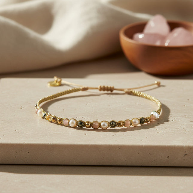 Bracelet fin doré LeJu Holly tissé main avec perles d'eau douce, pierres semi-précieuses et billes en or, ajustable.