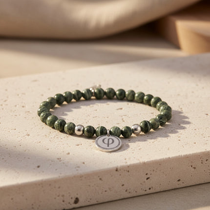 Bracelet horizons boutique en jaspe vert avec perles palladium et pendentif PHI gravé. Taille adaptable.