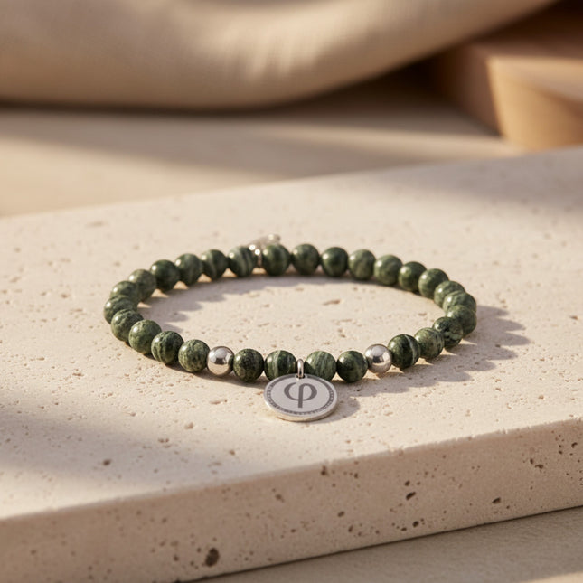 Bracelet horizons boutique en jaspe vert avec perles palladium et pendentif PHI gravé. Taille adaptable.