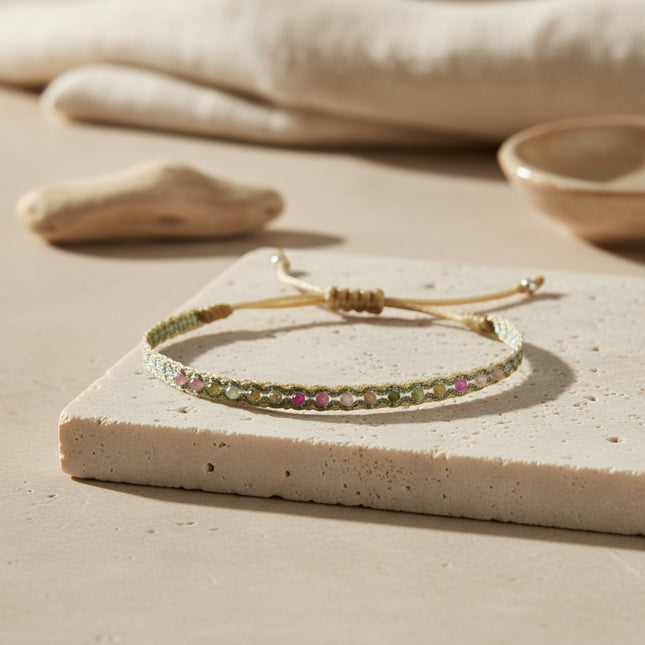 Bracelet Lima horizons boutique tissé main en polyester avec tourmalines roses et vertes, ajustable, 5mm de large.