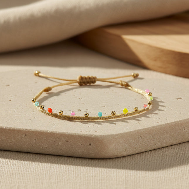 Bracelet ajustable LeJu en or, tissé main avec perles de verre japonaises multicolores et billes en or.