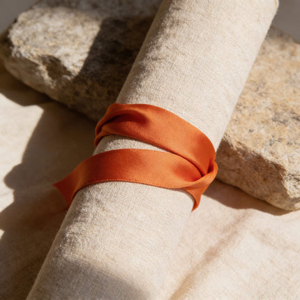Bracelet étroit AN-NEE en twill de soie orange vif, 2 cm de large, fabrication française.