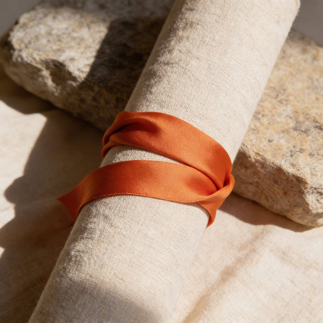 Bracelet étroit AN-NEE en twill de soie orange vif, 2 cm de large, fabrication française.