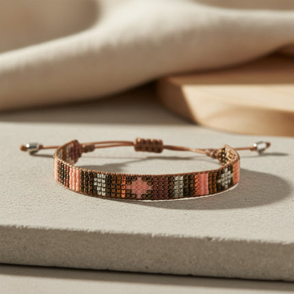 Bracelet Tila horizons boutique en perles de verre japonaises tissées à la main, tons cognac, ajustable, unisexe.