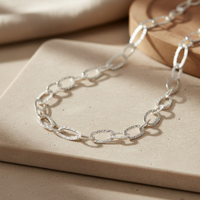 Collier long en argent sterling 925 de la marque horizons boutique, maillons ovales martelés à la main de 1.6 cm de large.