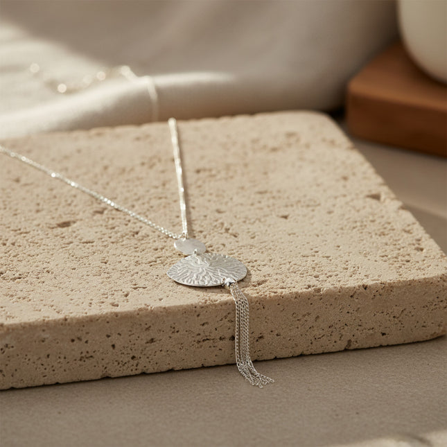 Collier horizons boutique en argent sterling 925, pendentif rond martelé avec franges de chaînes fines.