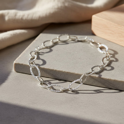 Collier court en argent sterling 925 avec maillons ovales martelés à la main, longueur 42.5 cm, par horizons boutique.