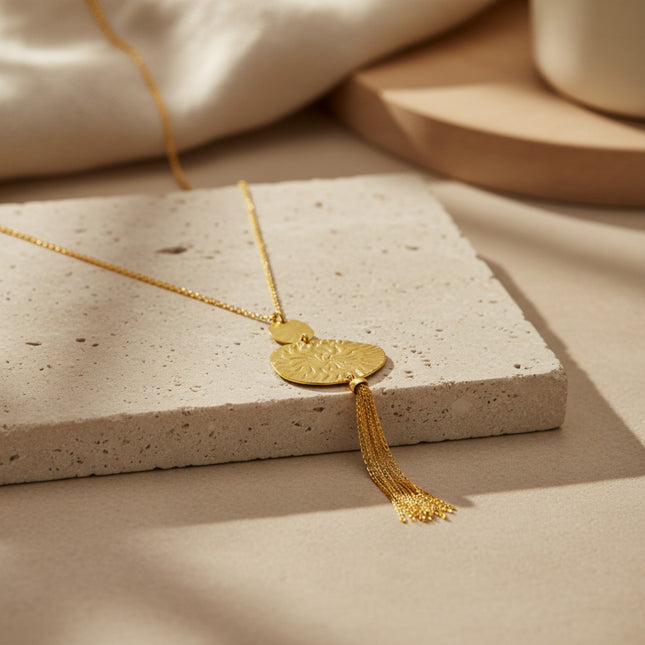 Collier doré à l'or 18 carats horizons boutique, pendentif ovale texturé avec franges, chaîne fine réglable.