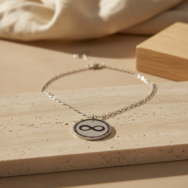 Collier horizons boutique en palladium avec pendentif médaille gravé symbole infini et texte, longueur 25cm