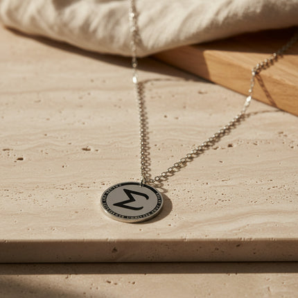 Collier horizons boutique en laiton plaqué palladium, médaille ronde gravée lettre Sigma et inscription, chaîne réglable.