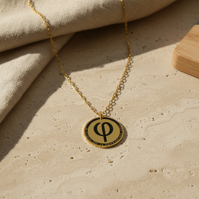 Collier Collection Eppure PHI Or L'Inaccessible Etoile par horizons boutique, médaille dorée gravée du symbole PHI et de la phrase LE NOMBRE EST LA CONNAISSANCE MEME.