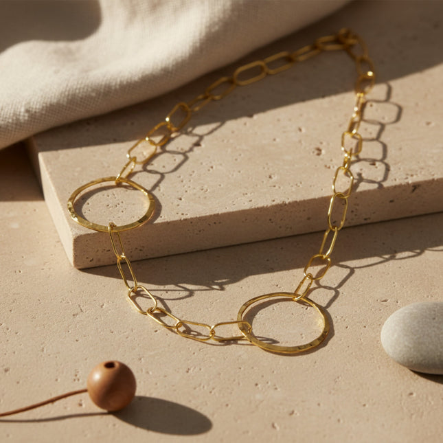Collier long en laiton doré à gros maillons et deux anneaux martelés, collection Saturne, par Catherine Bijoux.