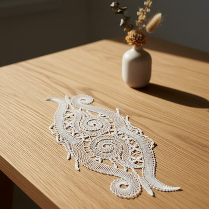 Horizons Boutique napperon ovale en dentelle de coton blanc fait main, 37cm, motif géométrique stylisé.