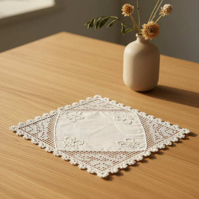 Horizons Boutique napperon carré en coton blanc fait main, 25x25 cm, avec dentelle filet et frivolité, motif géométrique.