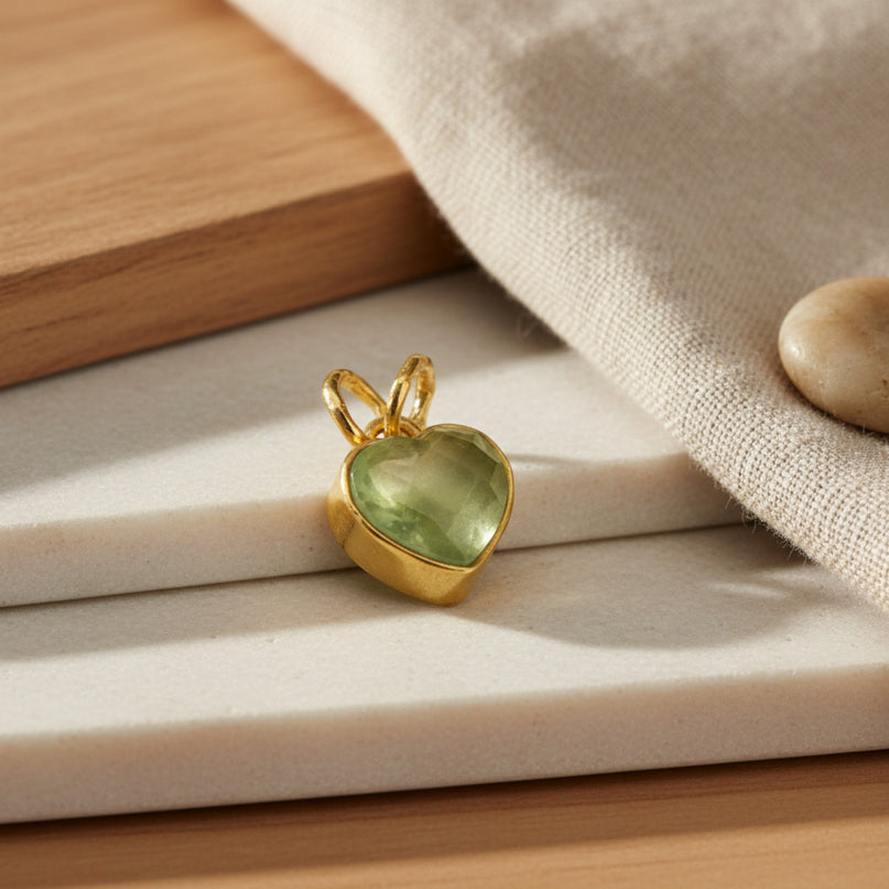 Pendentif cœur en argent sterling 925 plaqué or 18 carats avec une pierre de prehnite verte facettée de 10 mm par Horizons Boutique.