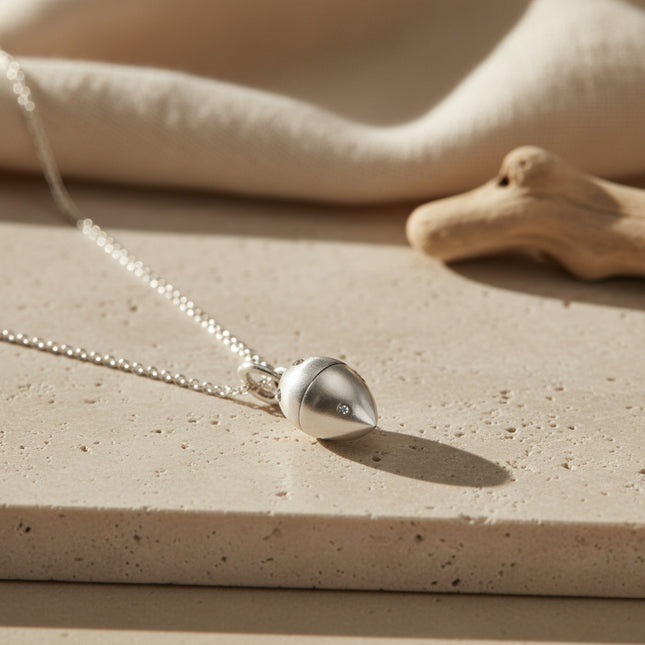 Pendentif Goutte en argent sterling 925 brossé de Cahana, orné de 7 cristaux de pierre de lune, s'ouvrant pour y glisser un vœu.